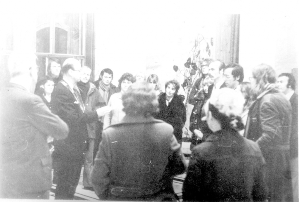 BHW-buurtcomité's bieden petitie aan aan gemeenteraad. Hal Stadhuis. 1973