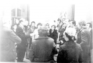 BHW-buurtcomité's bieden petitie aan aan gemeenteraad. Hal Stadhuis. 1973