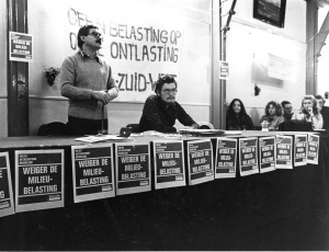 19 oktober 1976. Protestvergadering, zaal 't Parlement, Nieuwe Rijn, Leiden. Remi Poppe en Harry Boddé