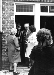 3 september 1973 Op 3 september komt Van Dam naar Leiden. Hij brengt ook een bezoek aan Leiden Noord en zegt dat de woningen in slechte staat zijn en niet in aanmerking komen voor huurverhoging. Hij zegt verder te wachten op het rapport van de NWR en verwijst de bewoners door naar de Huur Advies Commissie. Het BHW-comité gaat door met de weigeringactie van de huurverhoging en inventariseert de wensen van de bewoners voor een renovatieplan. Eindelijk succes: Van Dam kondigt huurstop af. Maar huurharmonisatie gaat door. De BHW claimt het succes: Eindelijk erkenning, de weigeraars van de huurverhoging hebben niet voor niets jaar na jaar, maand na maand stand gehouden ondanks intimidaties en tegenwerking van GWS en HAC. Op de foto's: huurdersbijeenkomst met Marcel van Dam. Marcel van Dam bezoekt Leiden Noord. In gesprek met BHW-buurtcomité-lid Co Vermeer. BHW Leiden-Noord, Eendracht, Werkmanswoningen