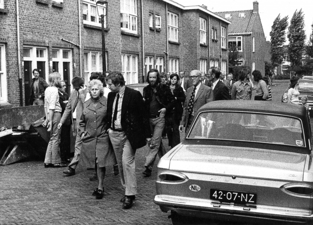 3 september 1973 Op 3 september komt Van Dam naar Leiden. Hij brengt ook een bezoek aan Leiden Noord en zegt dat de woningen in slechte staat zijn en niet in aanmerking komen voor huurverhoging. Hij zegt verder te wachten op het rapport van de NWR en verwijst de bewoners door naar de Huur Advies Commissie. Het BHW-comité gaat door met de weigeringactie van de huurverhoging en inventariseert de wensen van de bewoners voor een renovatieplan. Eindelijk succes: Van Dam kondigt huurstop af. Maar huurharmonisatie gaat door. De BHW claimt het succes: Eindelijk erkenning, de weigeraars van de huurverhoging hebben niet voor niets jaar na jaar, maand na maand stand gehouden ondanks intimidaties en tegenwerking van GWS en HAC. Op de foto's: huurdersbijeenkomst met Marcel van Dam. Marcel van Dam bezoekt Leiden Noord. BHW Leiden-Noord, Eendracht, Werkmanswoningen