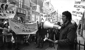 Demonstratie Breestraat Leiden door vertegenwoordigers van MAN uit Hoogheemraadschap Leiden. 1975: 1e heffing milieubelasting. Met megafoon: Cor Vergeer 