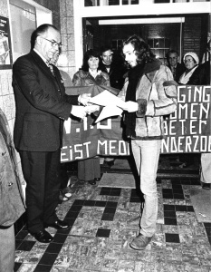 Fred Rohde biedt samen met een grote groep ongeruste buurtbewoners namens het VIB handtekeningen aan aan burgemeester Van Der Have 