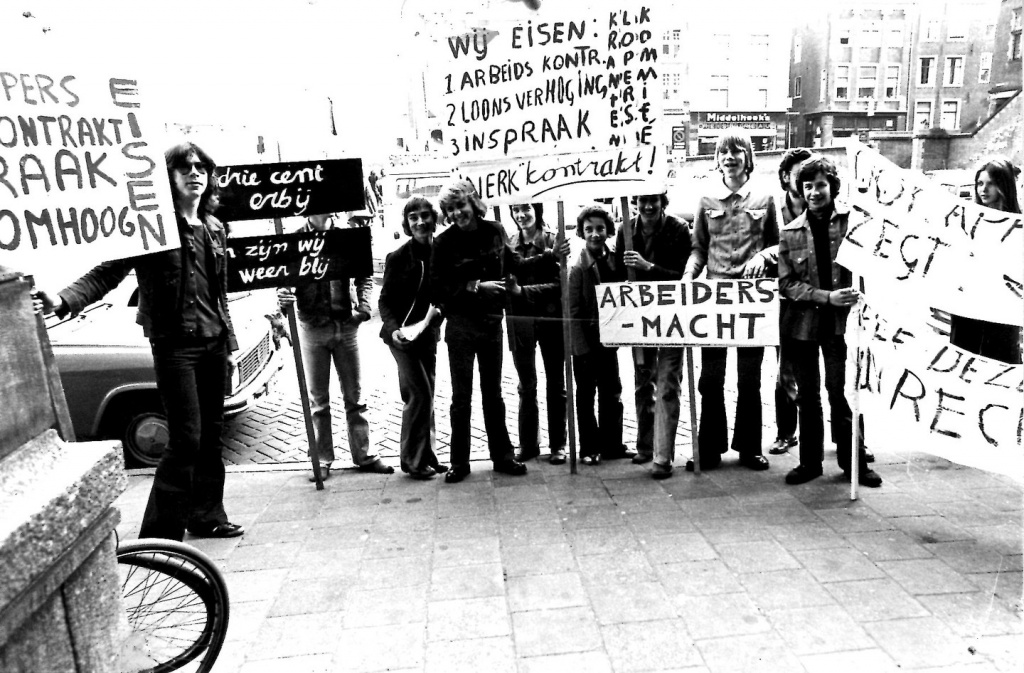 Krantenlopers Leids Dagblad op het Stadhuisplein