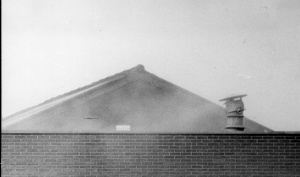 Eternietzagerij Kruyt te Leiderdorp verspreidt stof met asbest in de wijk. Buurtbewoners voeren met hulp van de Vereniging Voorkomen is Beter (VIB) actie. 1976