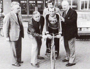 Joop Riethoven en André de Jong op de foto met Joop Zoetemelk voor de ingang van de Groenoordhallen