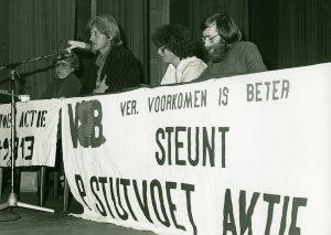 'Peter Stutvoet'-comité gesteund door Vereniging Voorkomen is Beter en de SP Hulp- en informatiedienst 1979. Patiënten die behandeld moeten worden in het Academisch Ziekenhuis van Groningen moeten op en neer reizen van huis naar ziekenhuis terwijl er veel bedden leeg staan vanwege bezuinigingen. Peter Stutvoet de initiatiefnemer van het comité was dezelfde morgen van de protestvergadering in Leeuwarden 8 november 1979 overleden. Filmacteur Rutger Hauer voert daar het woord in aanwezigheid van 600 mensen. Er worden overal in het land handtekeningen opgehaald. Op dat moment al 150.000. 19 november 1979 worden de handtekeningen demonstratief in Den Haag aangeboden in het ministerie van O&W. Hier een bijeenkomst 14 november 1979 in Emmen met achter de tafel vlnr Rutger Hauer, Agnes Pasman (Peter Stutvoet-comité) en Ike Hylkema (voorzitter VIB Emmen)