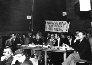 Huurdersvergadering Spandoek van BHW-buurtcomité Werkmanswoningen 1971-1977