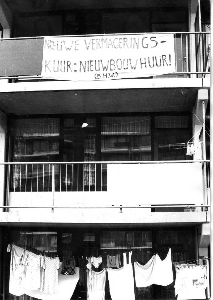 Bewoners van de nieuwbouwflats aan de Horsten in de Merenwijk te Leiden kwamen in actie voor voorzieningen in de wijk en tegen de hoge huren. Georganiseerd in de BHW hielden zij f 75,- van de huur in. 1973-1974.