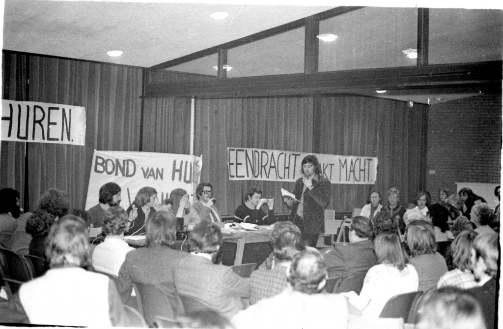 BHW Merenwijk buurtvergadering 4-2-1974. Aan het woord Willem Piket. Achter de tafel Gerard Harmes