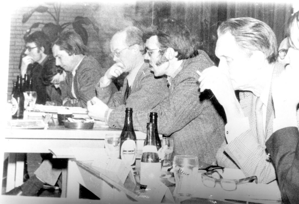 Verkiezingsforum in de Merenwijk 5-3-1974. vrnl Dries Hoeven, Hans de Bres, voorzitter Kamphuis