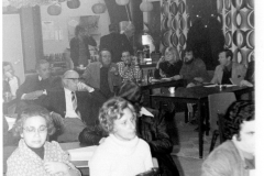 Buurtvergadering, zaaltje van Dijk, jachtwerf, Roomburgerweg op 20 februari 1975